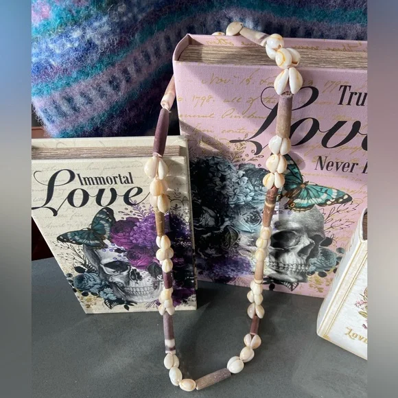 Seashell Necklace 🐚🐚 - Picture 3 of 8